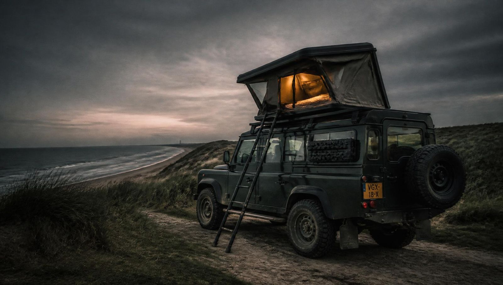 Kraaiennest Noordkaap 140 hardshell daktent met gegoten aluminium schaal, uitgeklapt op de dakdragers van een terreinwagen