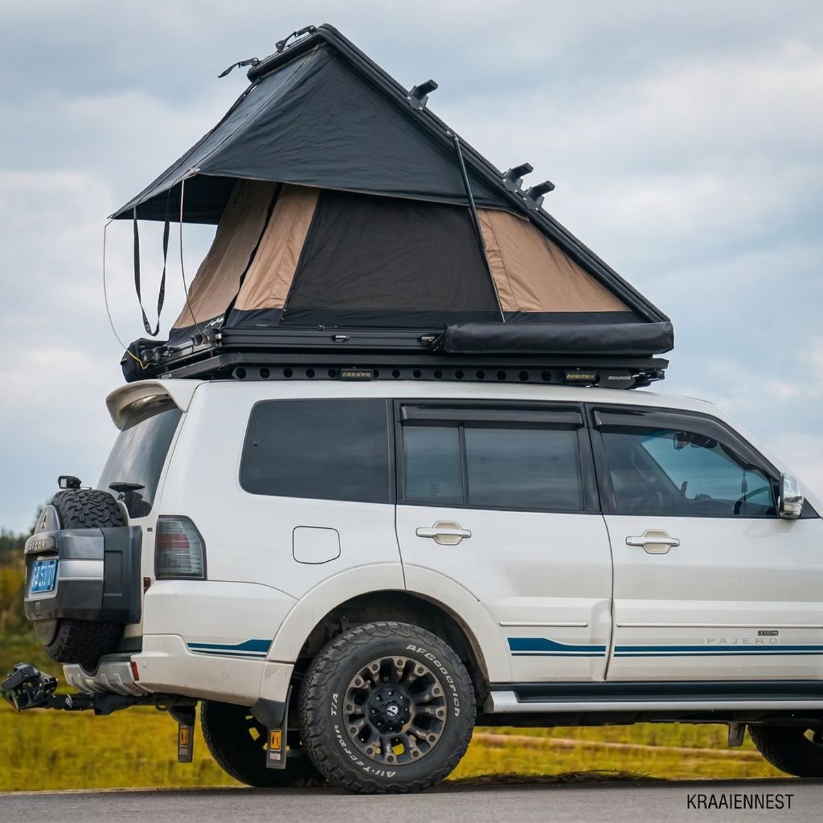 Kraaiennest Noordkaap 140 hardshell daktent met gegoten aluminium schaal, uitgeklapt op de dakdragers van een terreinwagen