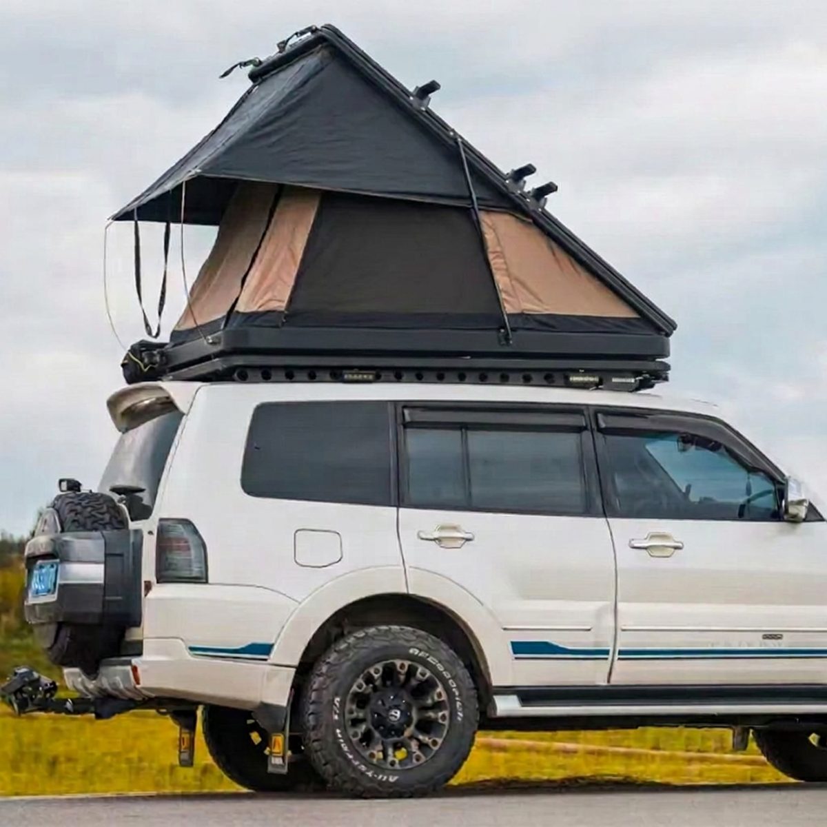 Kraaiennest Noordkaap 140 hardshell daktent opengeklapt op een witte SUV