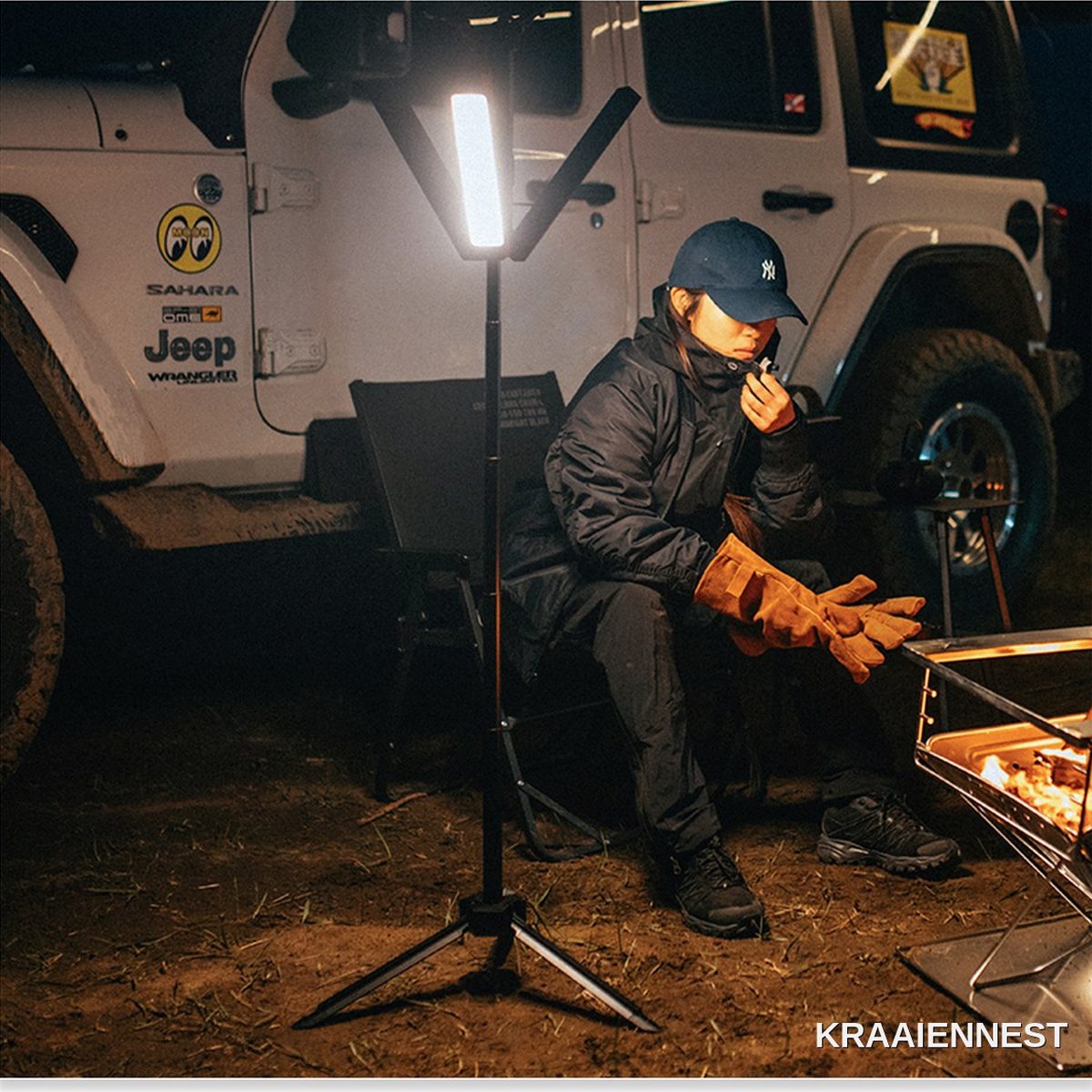 Vuurtoren L01 campinglamp verlicht een kampeerplek naast een 4x4 met daktent in de avond