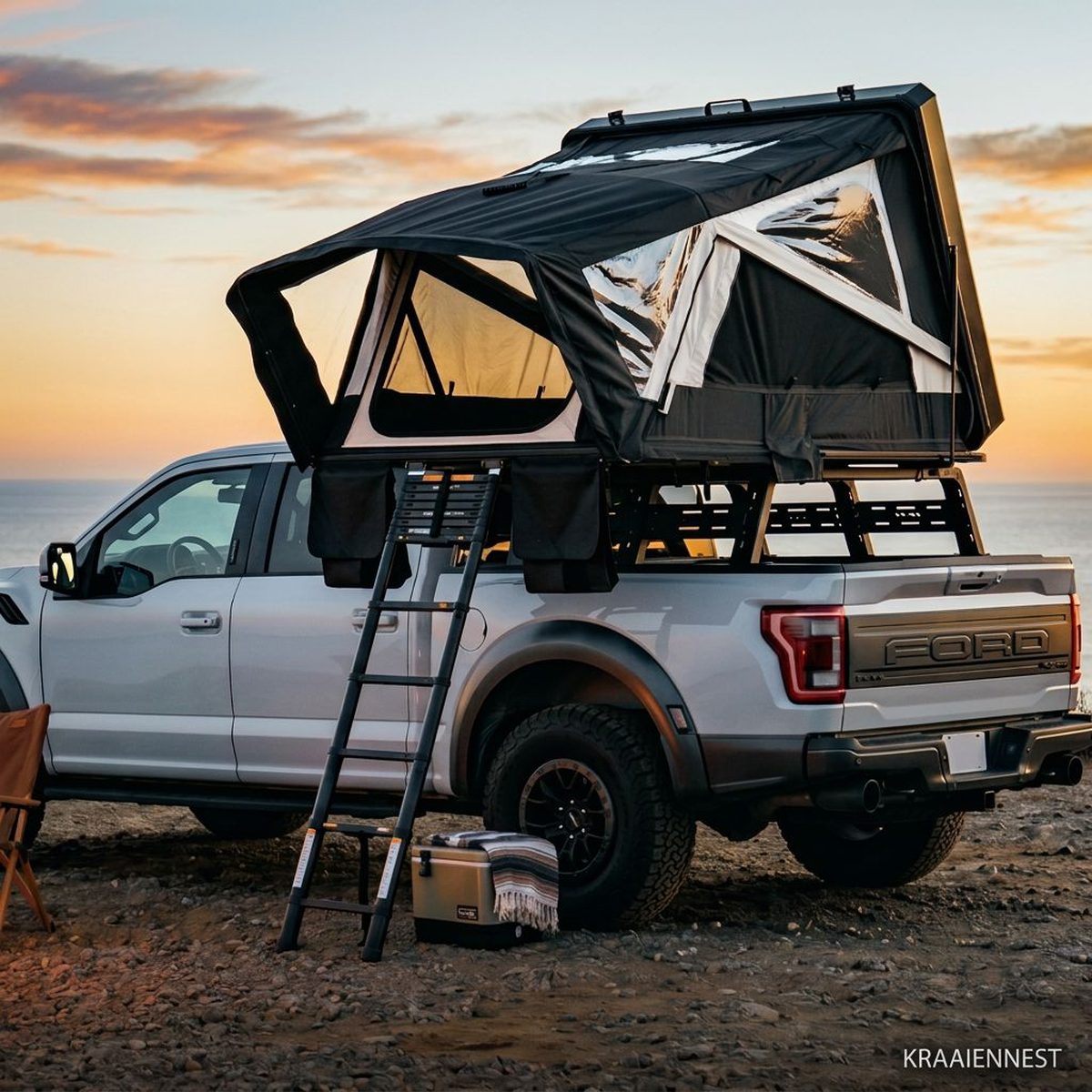 Kraaiennest Waddenzee 160 aluminium hardshell daktent in khaki met zwart, zijwaarts uitgeklapt op een pick-up
