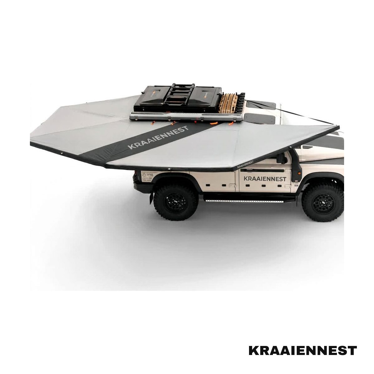Studiobeeld van de Kraaiennest Zeewind 270 luifel volledig uitgeklapt over een pick-up